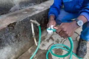 Plombier coupant un tuyau