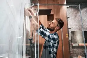 Plombier réparant l'eau chaude de la douche