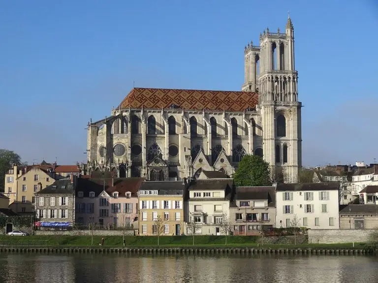 Mantes-la-Jolie_(78),_collégiale_Notre-Dame,_vue_générale_depuis_le_nord_7