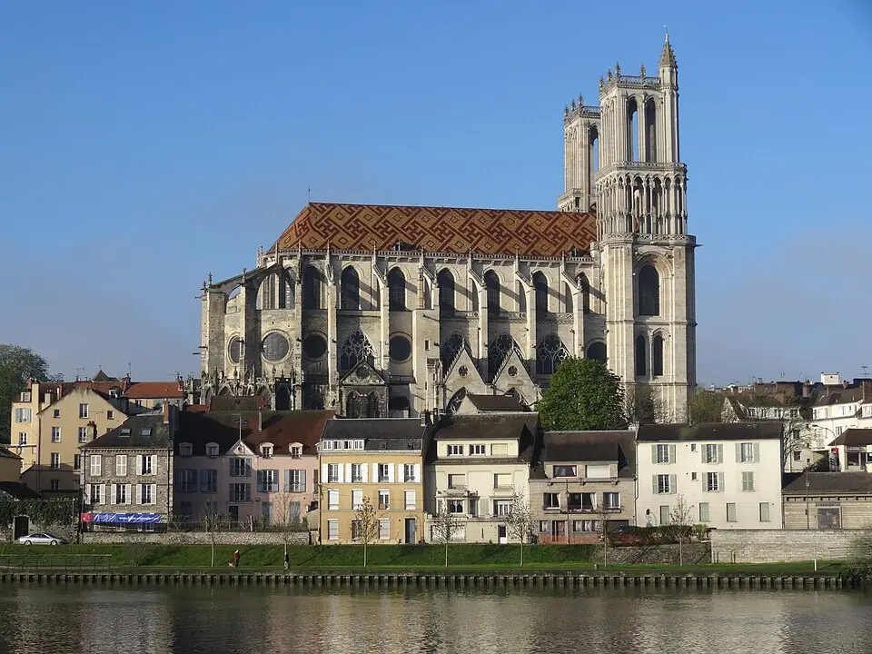 Mantes-la-Jolie_(78),_collégiale_Notre-Dame,_vue_générale_depuis_le_nord_7