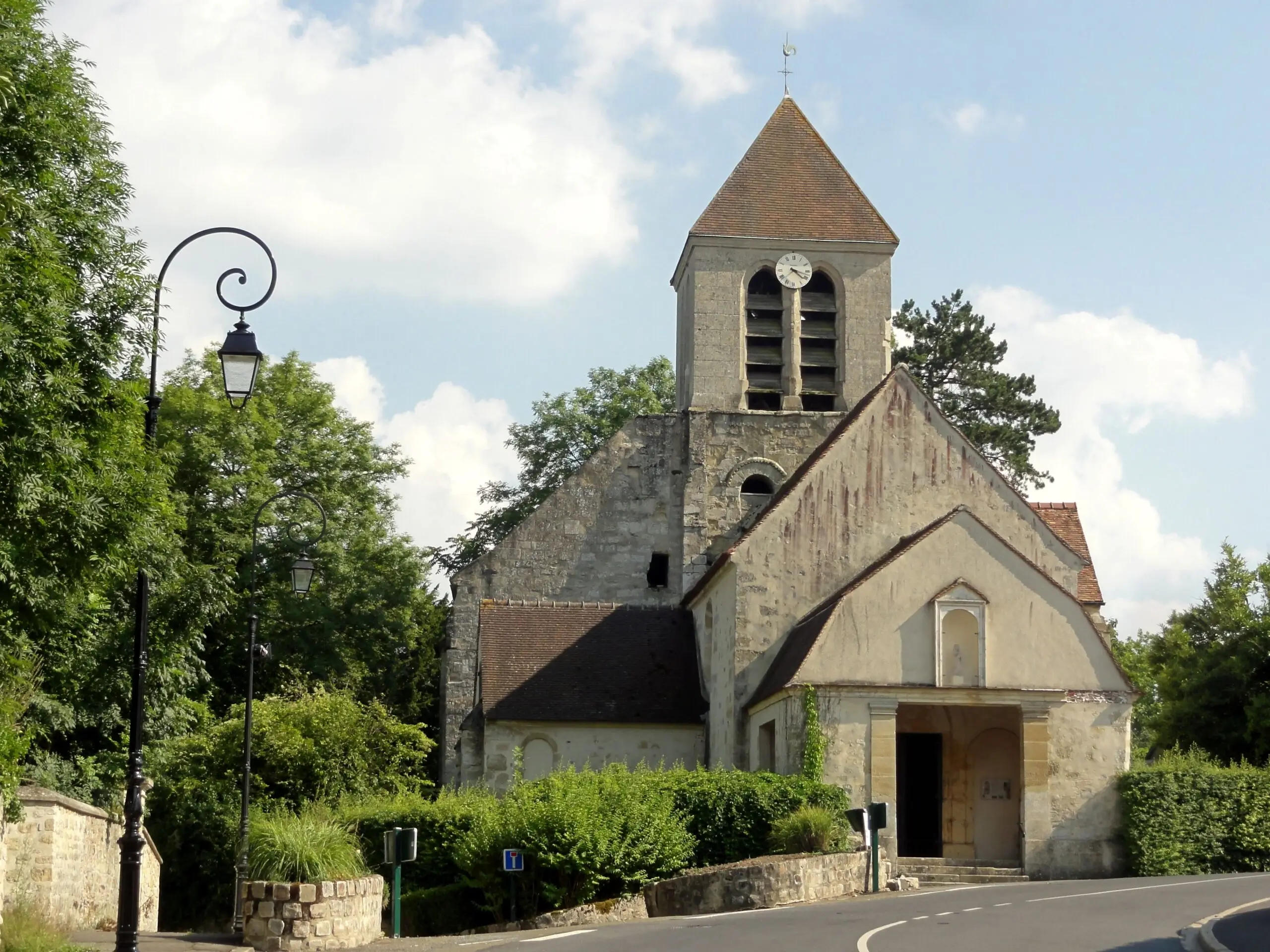 Ableiges_(95),_église_Saint-Martin,_vue_depuis_l'ouest_3
