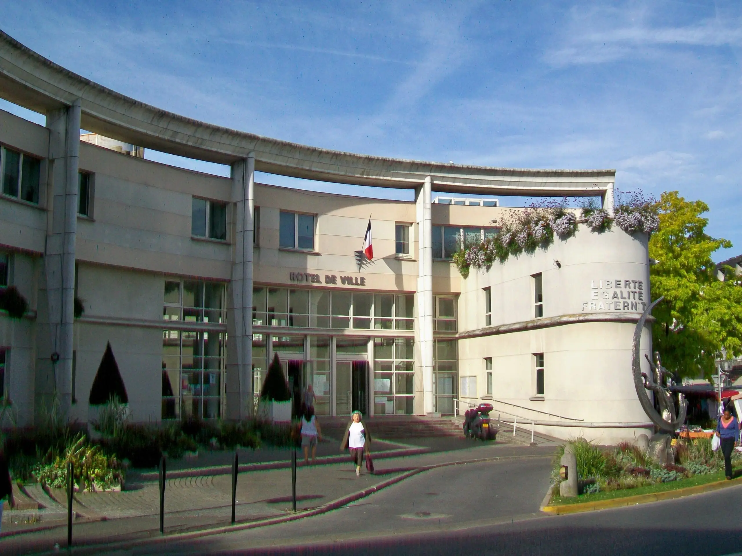 Goussainville_(95),_Hôtel_de_ville,_place_de_la_Charmeuse