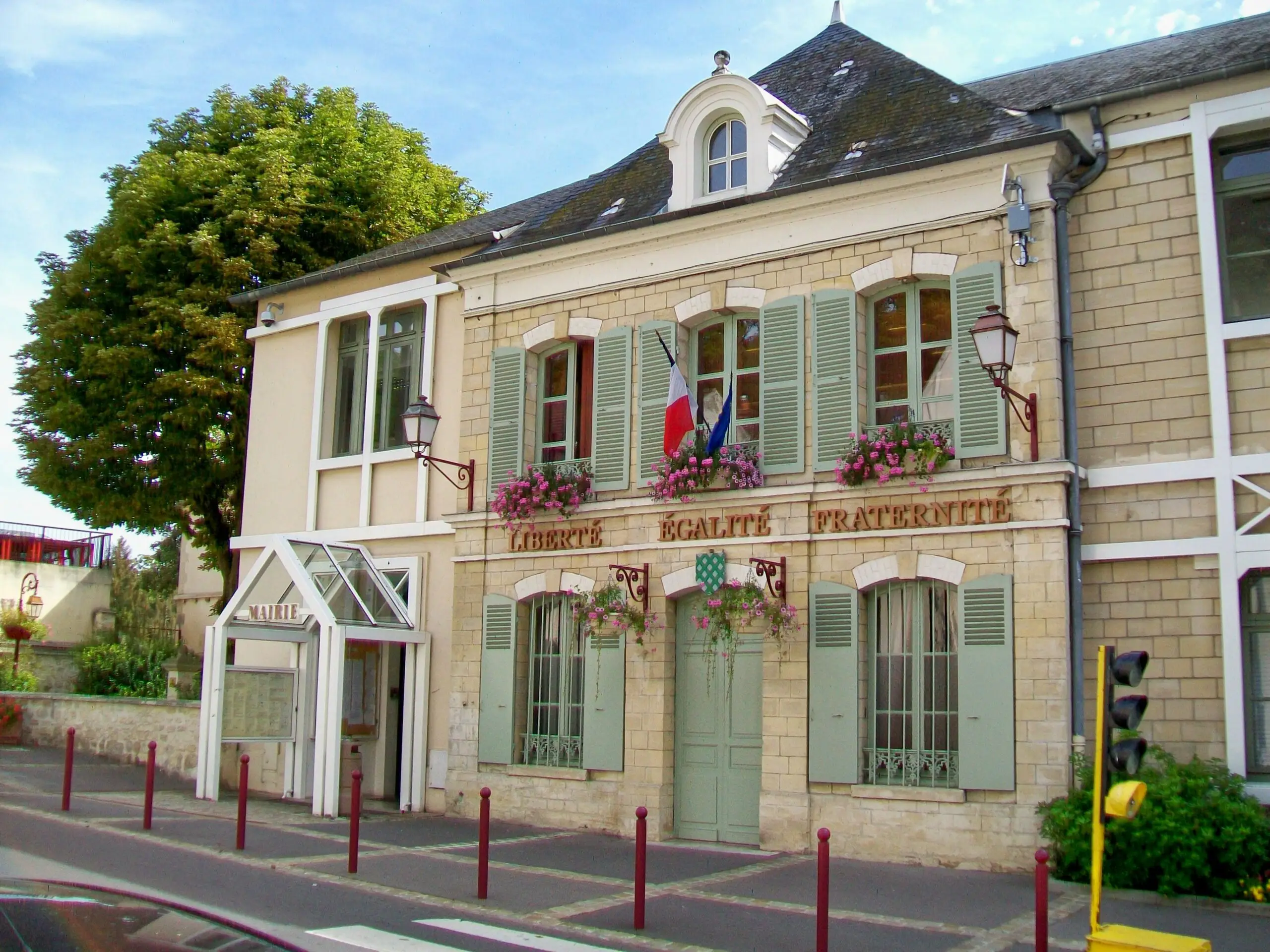 Presles_(95),_mairie-école,_rue_Pierre-Brossolette