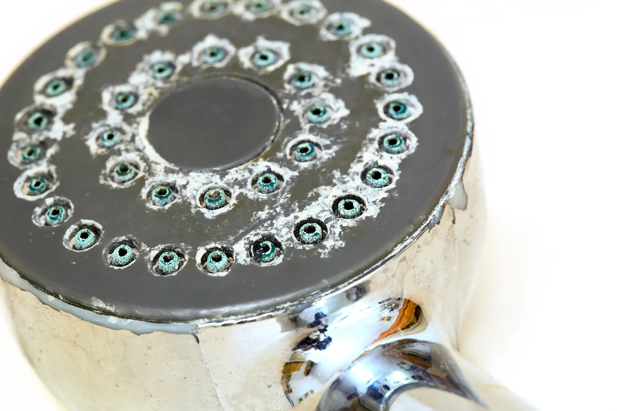 Nettoyage pommeau de douche : techniques simples et naturelles pour un débit optimal 1 Shower head with lime